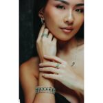 14K WHITE GOLD 8CT ROUND/BAGUETTE/EMERALD DIAMOND LADIES BANGLE(COLOR STONE GREEN EMERALD DIAMOND 4 3/4CT) - Image 5