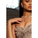 18K WHITE GOLD 6CT ROUND/PEAR DIAMOND LADIES NECKLACE(COLOR STONE EMERALD/PEAR 4 1/6CT) - Image 3