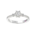 18K WHITE GOLD 3/4CT ROUND/BAGUETTE/EMERALD DIAMOND LADIES RING (CENTER STONE EMERALD DIAMOND 1/2CT) - Image 4