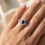 LADIES RING 1.65CT ROUND/BLUE SAPPHIRE OVAL DIAMOND 14K WHITE GOLD (CENTER STONE 0.94CT BLUE SAPPHIRE OVAL DIAMOND) - Image 6