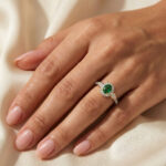 LADIES RING 0.33CT ROUND/GREEN EMERALD OVAL DIAMOND 14K YELLOW GOLD (CENTER STONE 0.15CT GREEN EMERALD OVAL DIAMOND) - Image 5